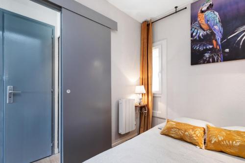 - une chambre avec un lit king-size et une peinture murale dans l'établissement BULLDOG port nature 4 - village naturiste, au Cap d'Agde