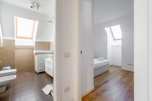 łazienka z umywalką, toaletą i łóżkiem w obiekcie Modern APT with Terrace, WIFI & AC w Mediolanie