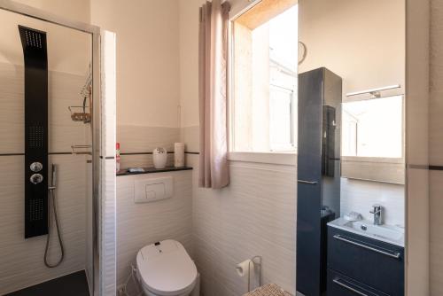 une petite salle de bain avec toilettes et lavabo dans l'établissement Le Monti, à Monticello