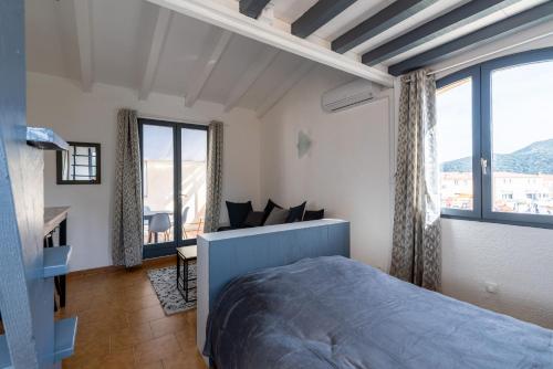 une chambre avec un lit et de grandes fenêtres dans l'établissement Le Monti, à Monticello