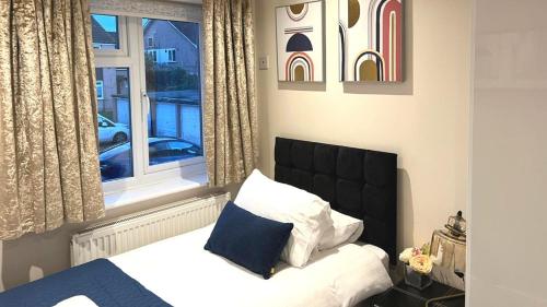 Postel nebo postele na pokoji v ubytování Aisiki Living Apartments at Stanmore, 3-Bedroom & 1-Bathroom with additional WC, Single or Double Beds, Pet-Friendly Flat, with FREE Wi-Fi & Parking Space