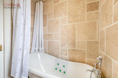 Ванна кімната в Stunning 2-Bed Apartment in Grays