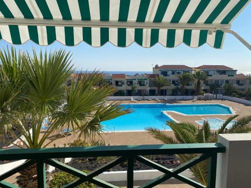 balkon z widokiem na basen w obiekcie Las Torres del Castillo, 208Marina w mieście Costa de Antigua