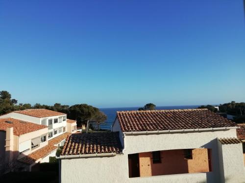 Aussicht vom Dach eines Hauses in der Unterkunft Le Miroir de la mer in Saint-Aygulf