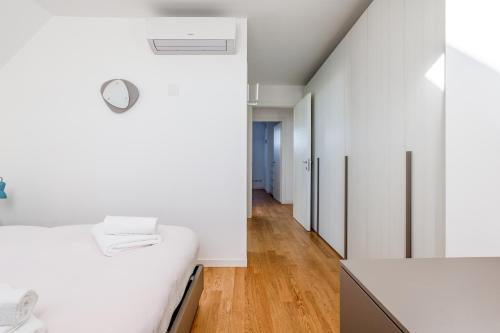 Postel nebo postele na pokoji v ubytování Modern APT with Terrace, WIFI & AC
