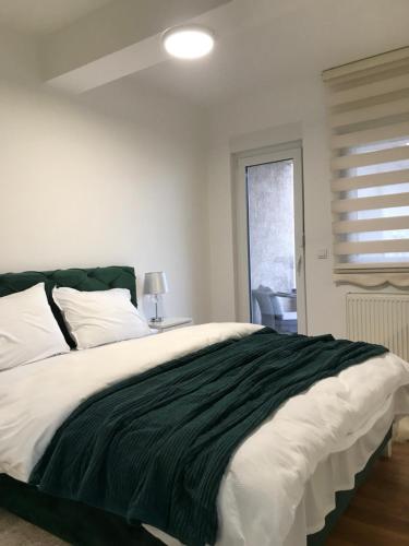 Säng eller sängar i ett rum på Green Apartment