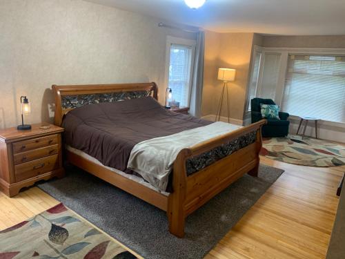 Un pat sau paturi într-o cameră la Winnisquam Lake House