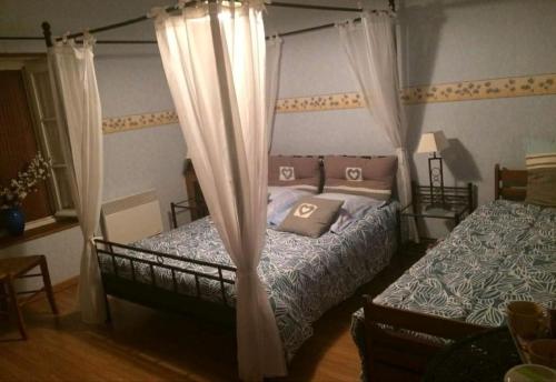 Postel nebo postele na pokoji v ubytování Chambres et table d'hôtes les grivottes