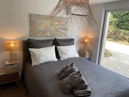 ein Schlafzimmer mit einem Bett mit Handtüchern darauf in der Unterkunft VILLA PERLA SAINT-TROPEZ CAVALAIRE sur MER, 3-5 chambres, vue mer, piscine chauffée avril à octobre in Cavalaire-sur-Mer