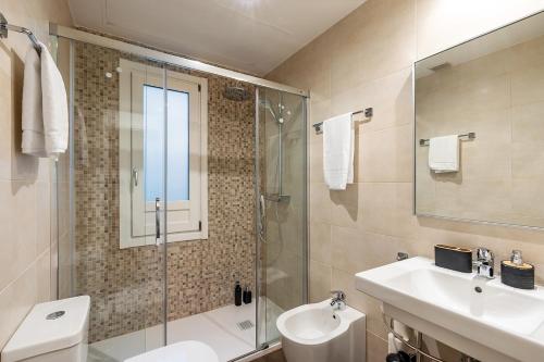 A bathroom at tuGuest S.Pedro Apartments