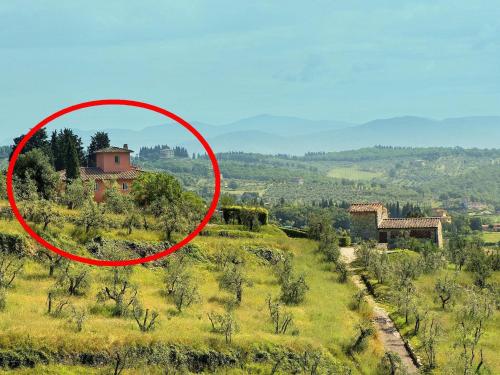 un círculo rojo en la parte superior de un campo con una casa en Attractive cottage in S Donato in Collina with garden, en Rignano sullʼArno