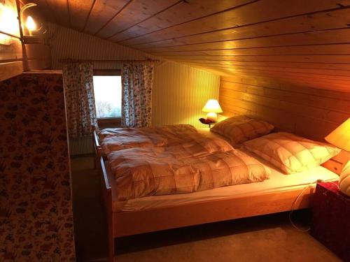 um quarto com uma cama grande num quarto em Gundhabing flat em Kitzbühel