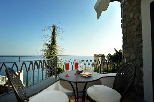 A balcony or terrace at E Poi...Ravello