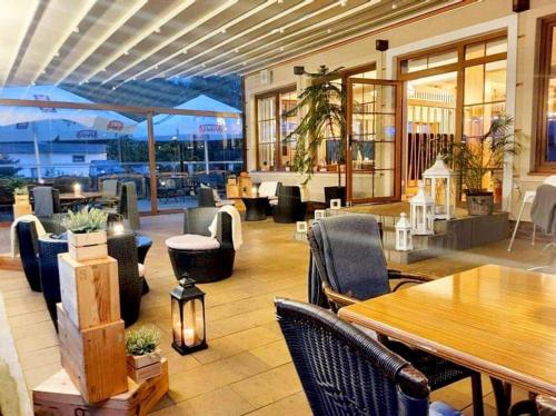 Reštaurácia alebo iné gastronomické zariadenie v ubytovaní Hotel Słoneczny Brzeg