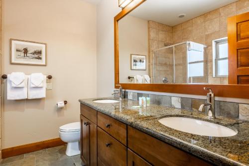 a bathroom with two sinks and a toilet at Newly Updated Red Slate 4 is a 4 Bedrm 3 full Bathrm Townhome Close to Canyon Lodge That Sleeps 10 in Mammoth Lakes