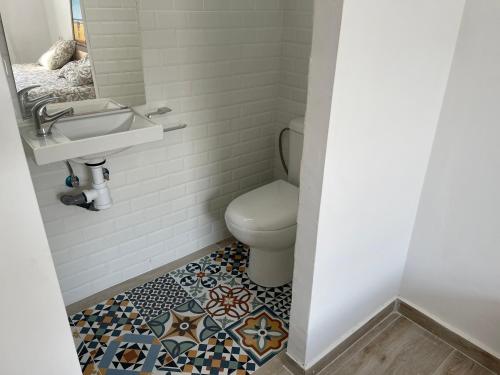 a bathroom with a toilet and a sink at Alzira bonita Apartamento D junto a Plaza Mayor, Santa Catalina in Alzira