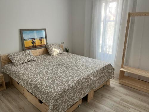 a bedroom with a bed in a room at Alzira bonita Apartamento D junto a Plaza Mayor, Santa Catalina in Alzira