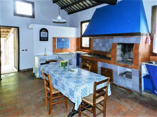 Cuisine ou kitchenette dans l'établissement Delightful Holiday Home in Fulgatore with Swimming Pool