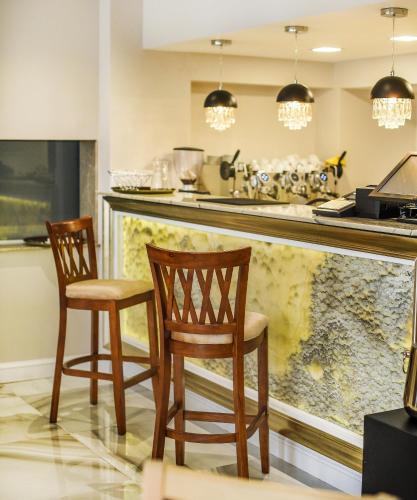 two chairs in front of a counter in a kitchen at Onyx in Eşelniţa