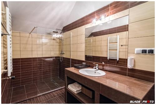 een badkamer met een wastafel en een spiegel bij Hotel Warka in Warka