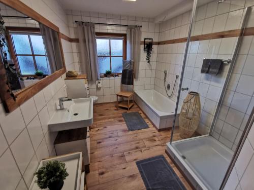 y baño con bañera, lavamanos y ducha. en Ferienwohnung Auenland, en Braunfels