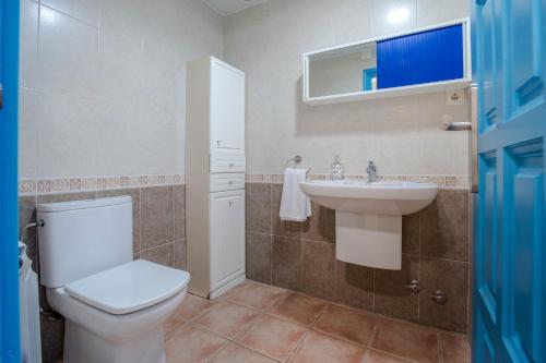 a bathroom with a toilet and a sink at Casa Rosana by MarCalma in Miami Platja