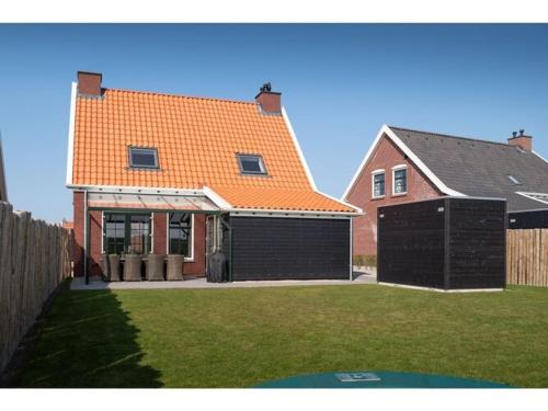 Colijnsplaatにあるluxury 8 person Wellness villa with saunaの大屋根