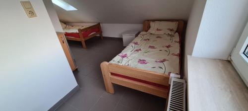 ein kleines Schlafzimmer mit einem Bett und einem Schreibtisch in der Unterkunft Monteurzimmer Borken  in Borken