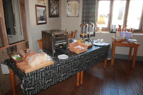 een keuken met een tafel met eten erop bij White Hart Hotel in Cricklade