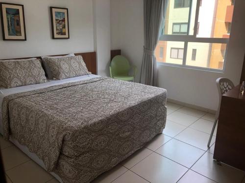 Un dormitorio con una cama grande y una ventana en Flat Easy Green Sunset 316, en João Pessoa