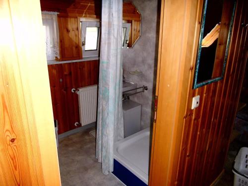 małą łazienkę z wanną, umywalką i wanną w obiekcie Ferienappartement Obrigheim w mieście Mosbach