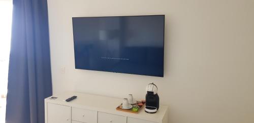 a flat screen tv hanging on a white wall at CHINASOLYMAR LUXURY - Con Parking in Almuñécar