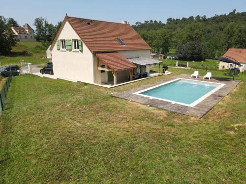 - une vue sur une maison et une piscine dans l'établissement La petite Borie, à Payrignac
