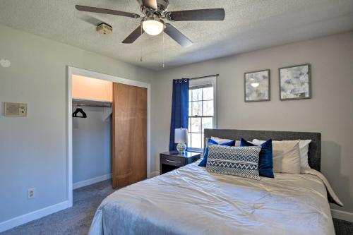 1 dormitorio con 1 cama y ventilador de techo en Pet-Friendly Easley Family House with Game Room, en Easley