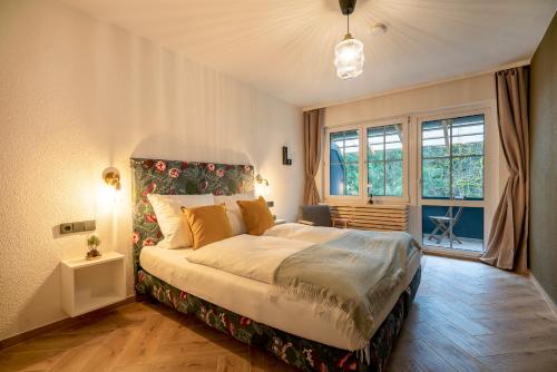 En eller flere senger på et rom på Somewhere Elz - Luxus Chalet für bis zu 38 Gäste