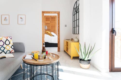 uma sala de estar com um sofá e uma mesa em lux&Cool Paseo Marítimo em Almeria