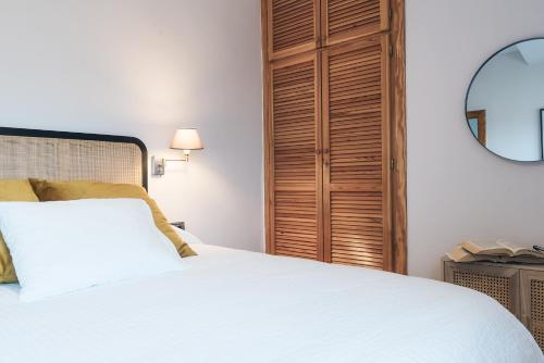 um quarto com uma cama branca e um espelho em lux&Cool Paseo Marítimo em Almeria