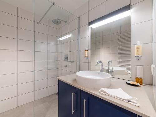 ein Bad mit einem Waschbecken und einem Spiegel in der Unterkunft Sweet Inn - Saint Jean in Brüssel