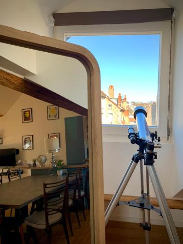 a camera on a tripod in a room with a table at Les Fabuleux appartements du Coeur de ville - Place Victor Hugo in Besançon
