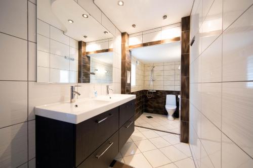 La salle de bains est pourvue d'un lavabo et de toilettes. dans l'établissement Pensjonat Jarlen, à Trondheim