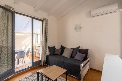 un salon avec un canapé et une fenêtre dans l'établissement Le Monti, à Monticello