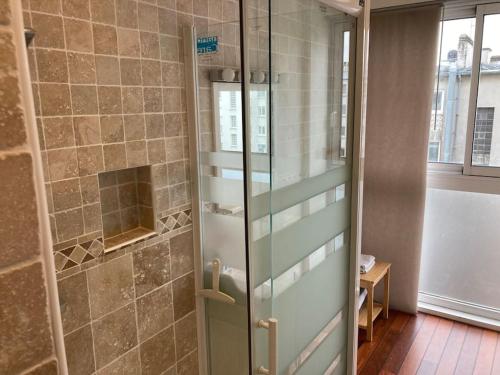 a shower with a glass door in a bathroom at Appartement spacieux hyper centre Secteur Liberté in Brest