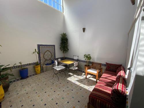 sala de estar con sofá y mesa en House Zitouna, en Marrakech