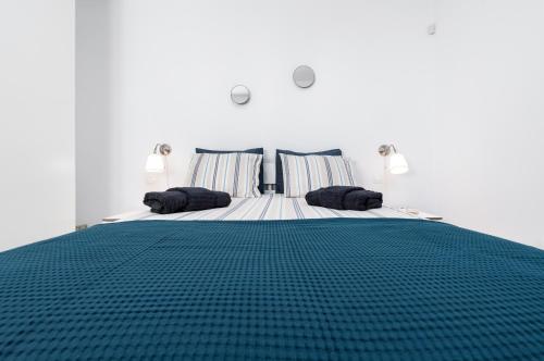 1 dormitorio con 1 cama grande con manta verde en Sunset Beach Tarajalejo, en Tarajalejo