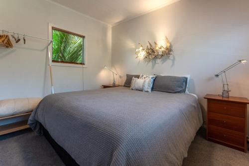 Un dormitorio con una cama grande y una ventana. en Four Palms Cottage - Onetangi Holiday Home, en Onetangi