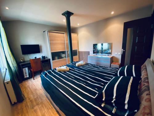een slaapkamer met een groot bed en een aquarium bij Opera Apartment in Tbilisi City