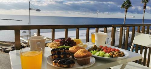 un tavolo con un vassoio di cibo e bevande su un balcone di Castle apartment a Paphos