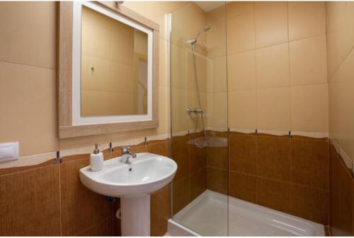 a bathroom with a sink and a shower with a mirror at Apartamento, Casa, Chalet Adosado FRENTE AL MAR in Carboneras
