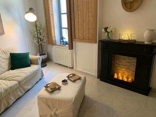 sala de estar con sofá y chimenea en C’est une maison bleue en Carcassonne