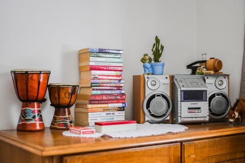 a desk with books and audio equipment on it at Apartmani Lunija in Gornji Milanovac